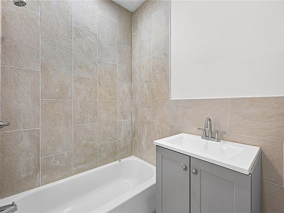 4th image of 127 Carter St #125