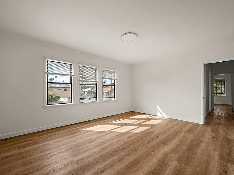5055 Huntington Dr N #C — Photo 16