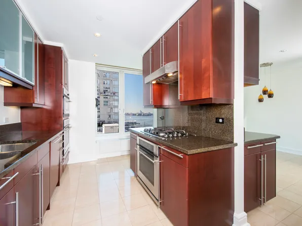 240 Riverside Boulevard image 4 of 16