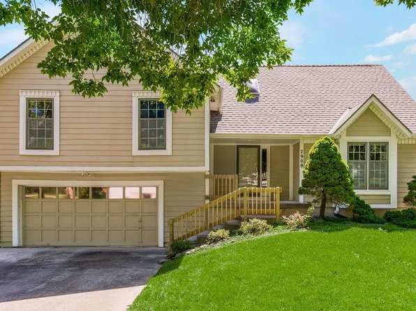 7909 Woodstone St, Lenexa, KS 66219