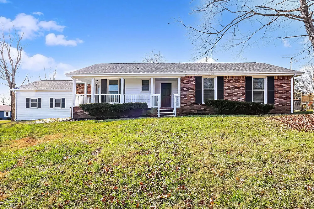 3 bed, 2.0 bath, 1596 sqft, $2,170 — Photo 1