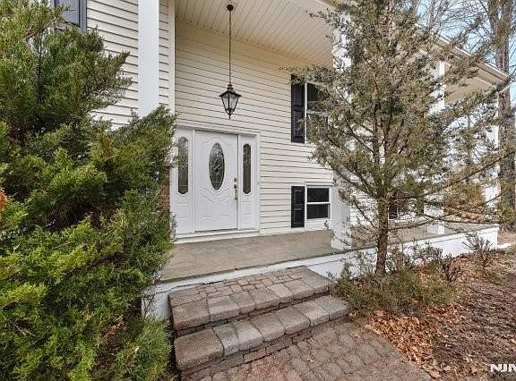 3rd image of 373 W Saddle River Rd