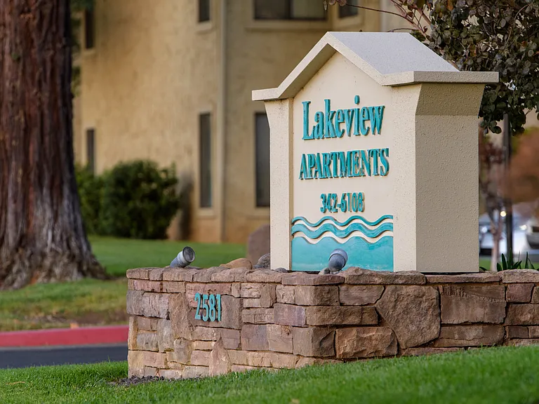 Lakeview Apartments — Photo 10