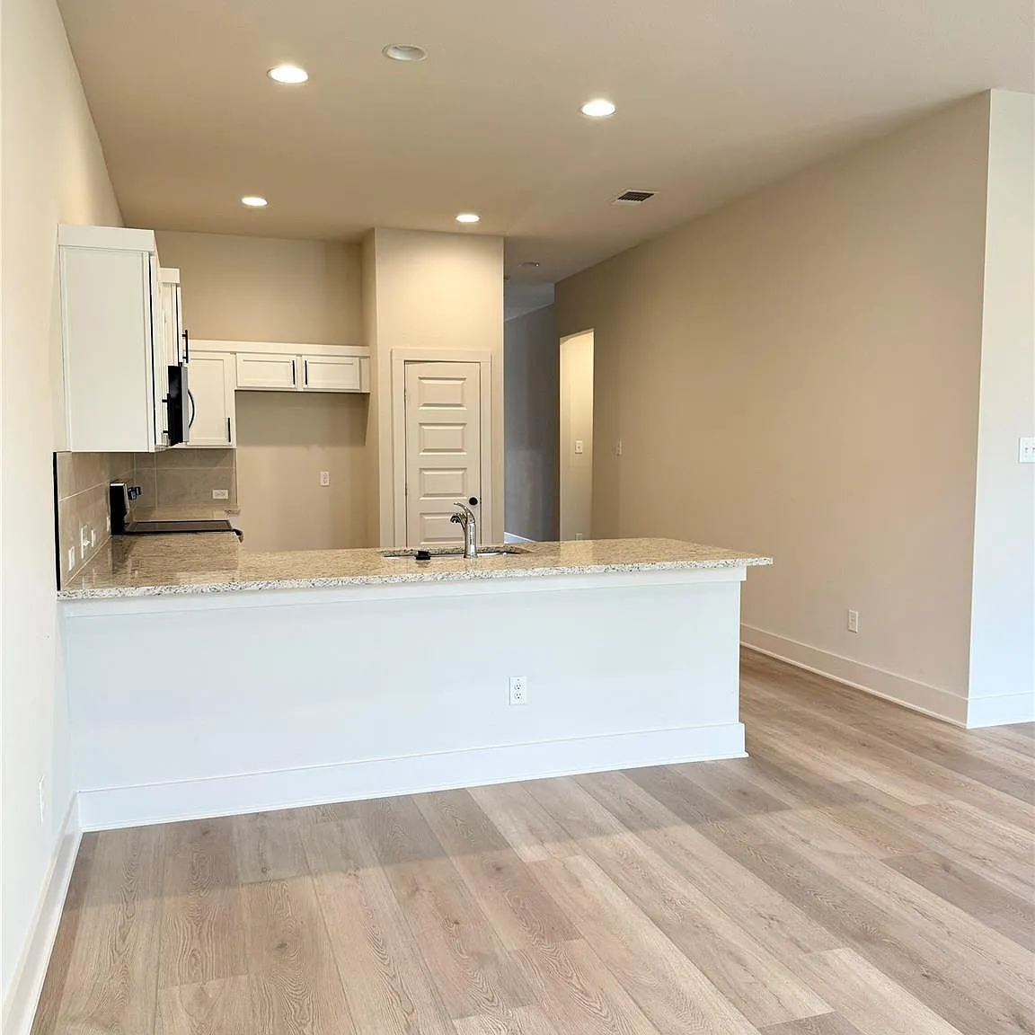 3 bed, $1,600 — Photo 4