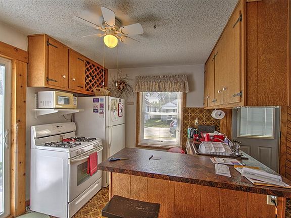 4th image of 2424 E Main St