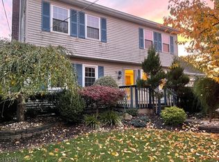 25 Tanglewood Ln, Colonia, NJ