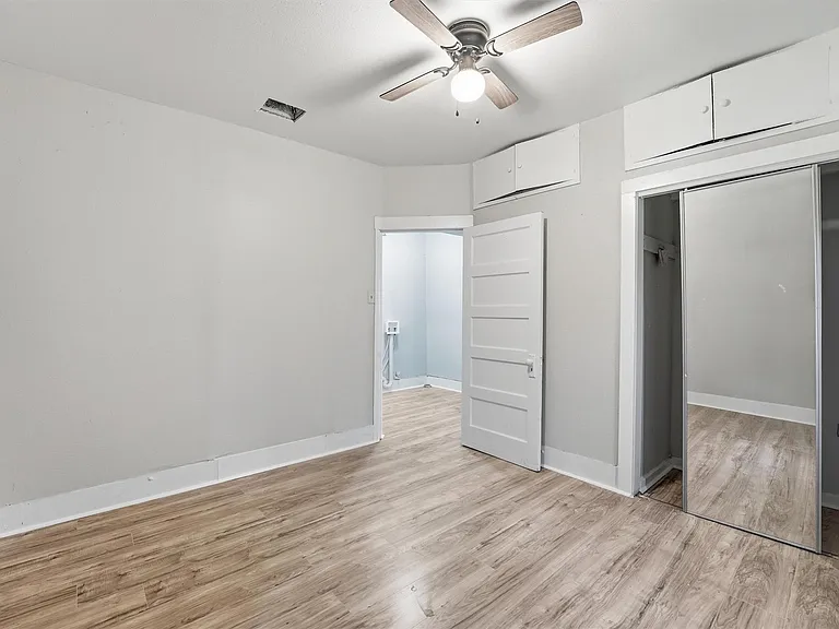 811 W Broad St — Photo 17
