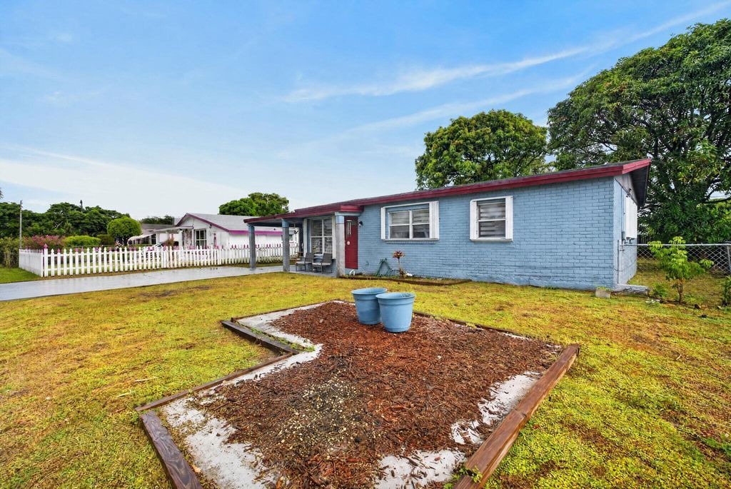 741 NW 17th Court, photo 2