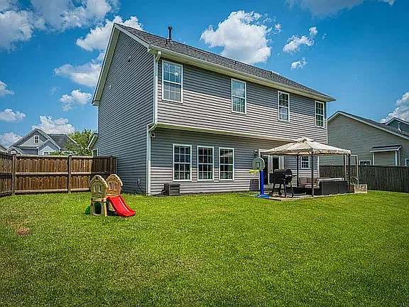 3 bed, 2.5 bath, 2004 sqft, $2,600 — Photo 3