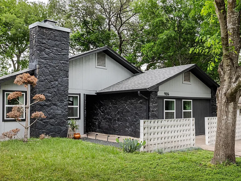 904 Acorn Oaks Dr — Photo 3