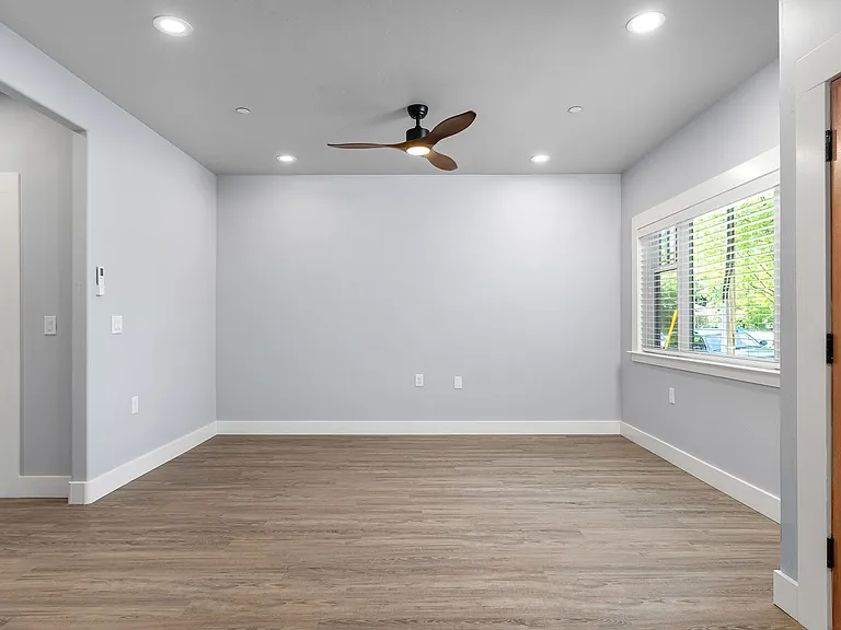 725 Orient St — Photo 5