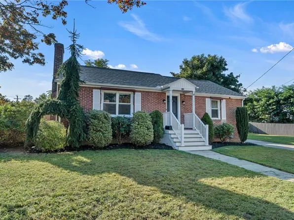 204 Knollwood Ave, Cranston, RI 02910