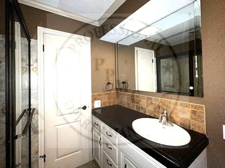 Shared full bathroom