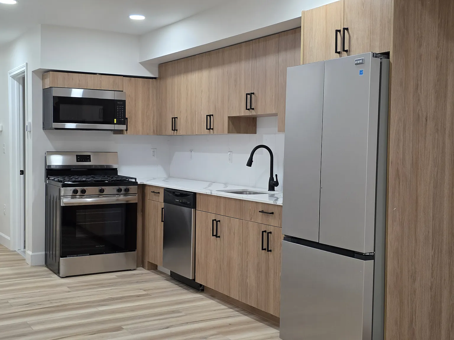 3 bed, 1.5 bath, 1250 sqft, $2,175 — Photo 2