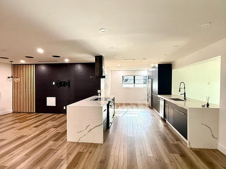 4411 Thomas St — Photo 12