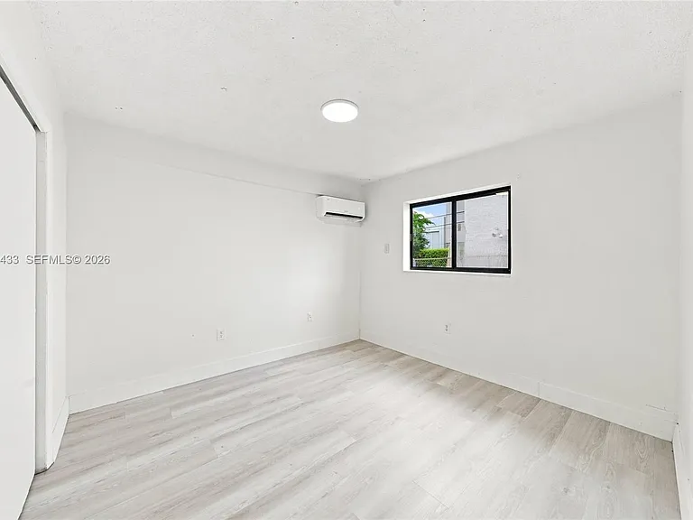 634 SW 7th Ct #5 — Photo 11