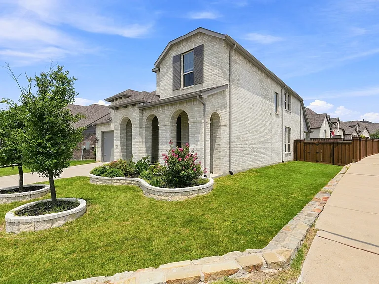 2408 Doncaster Dr — Photo 2