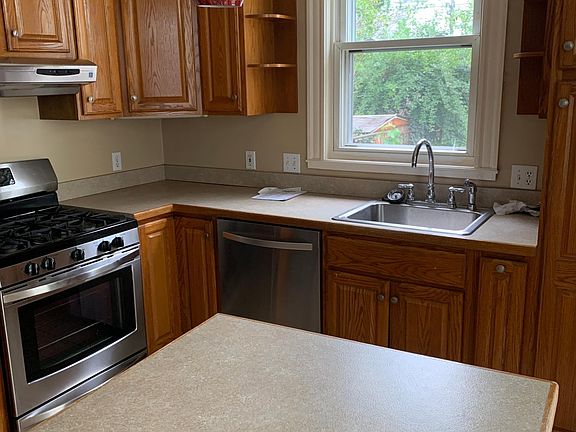5th image of 842 E 5th St