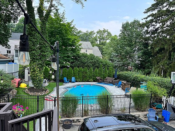 4th image of 80 Hillside Ave