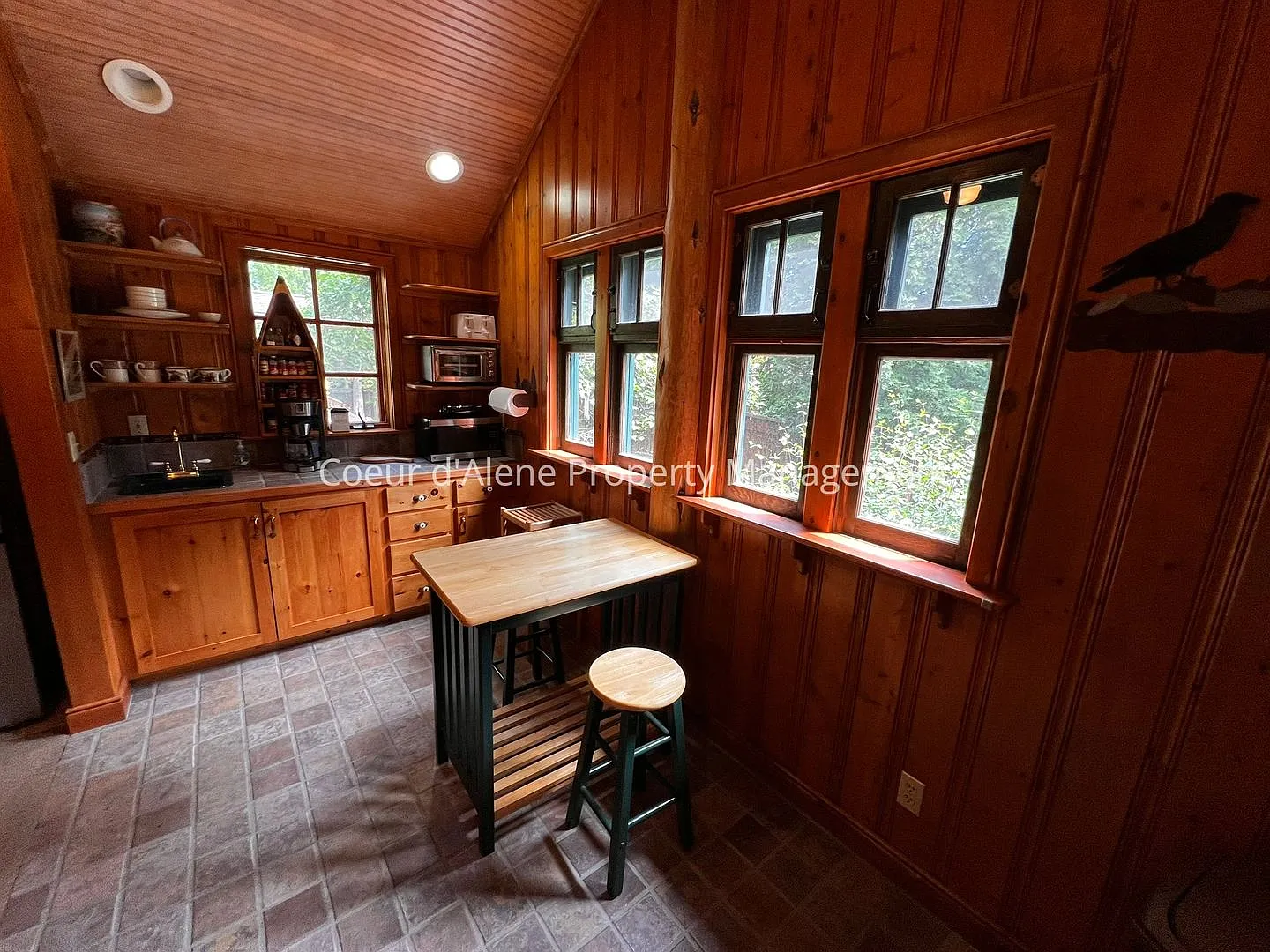 One of a kind cottage near Hayden Lake Country Club — Photo 4
