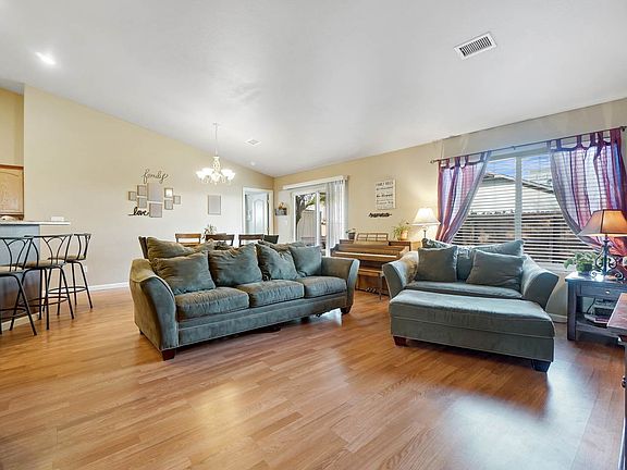 5th image of 685 Silverplume Dr