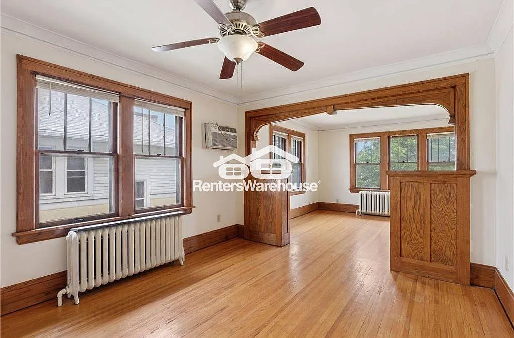 Spacious 2 Bedroom 1 Bath Upper Level Duplex in St. Paul — Photo 3