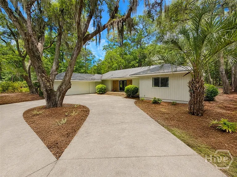 2 Abbott Ln — Photo 2