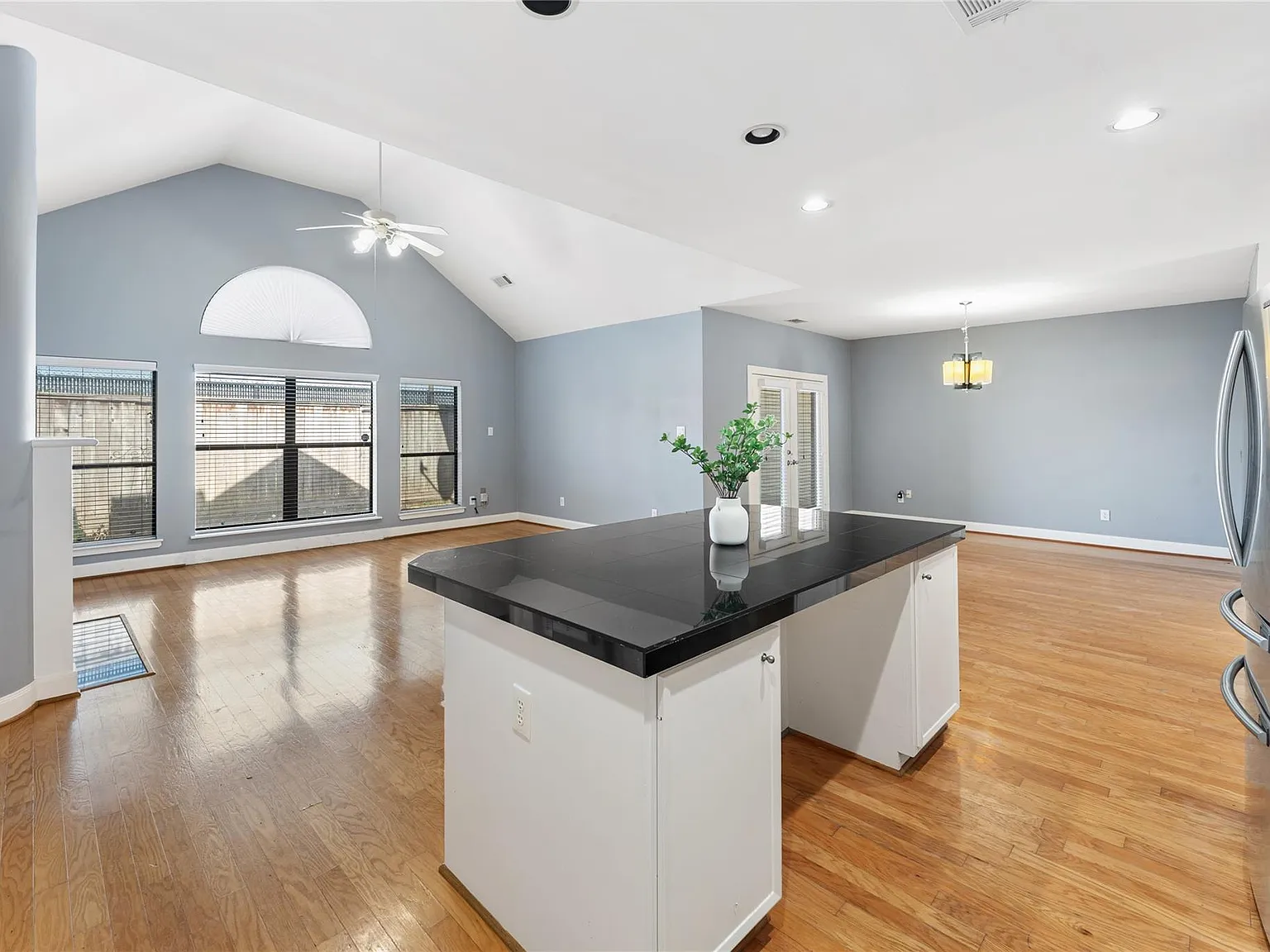 3 bed, 3.5 bath, 2693 sqft, $2,600 — Photo 1