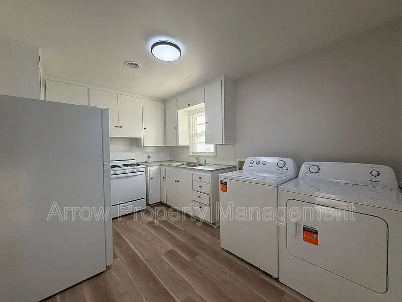 2 bed, 1.0 bath, $865 — Photo 2
