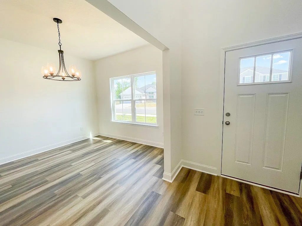 5 bed, 2400 sqft, $2,800 — Photo 3