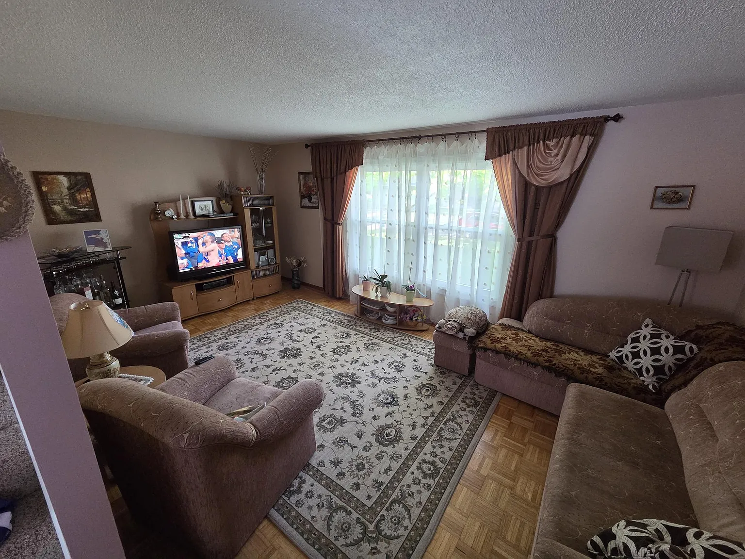 3 bed, 1.5 bath, 1320 sqft, $2,990 — Photo 2
