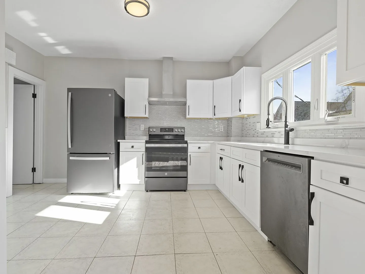 Nice 5 bed in Medford — Photo 2