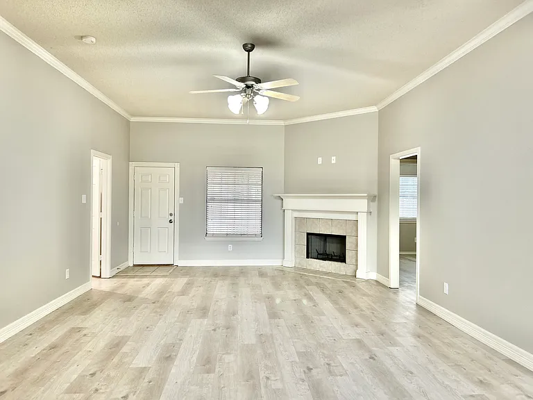 1003 Oshkosh Ave — Photo 2