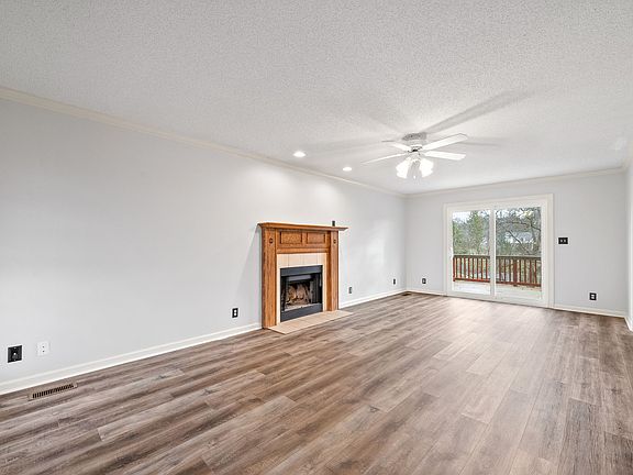 4th image of 1041 Periwinkle Pl