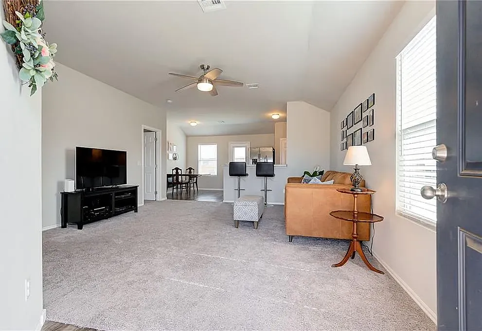 3 bed, 1328 sqft, $1,400 — Photo 2