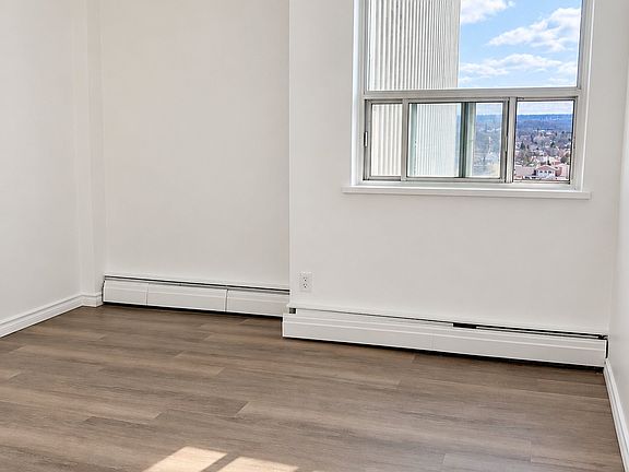 5th image of 837 Queenston Rd #502