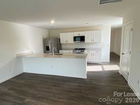 3rd image of 611 Richard Rd