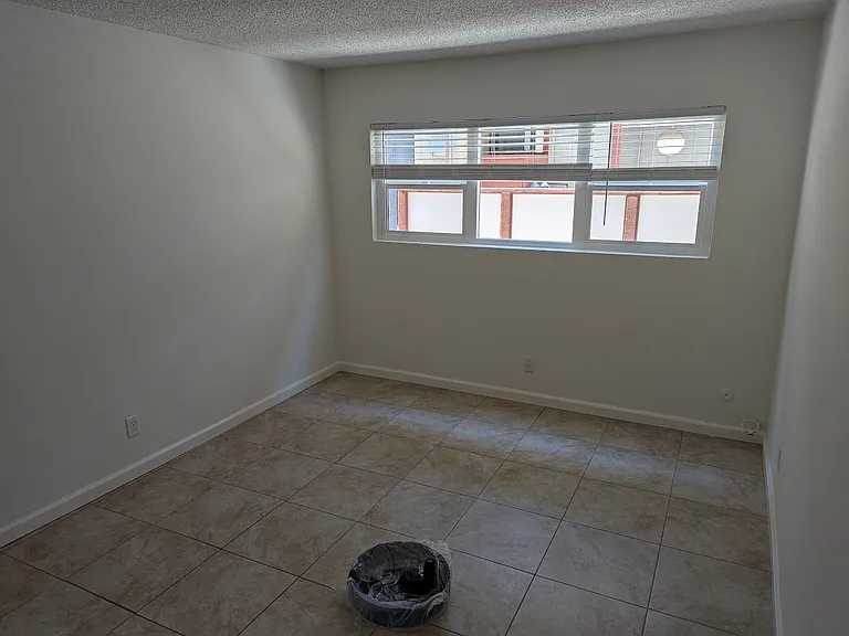 3756 Clarington Ave #5 — Photo 6