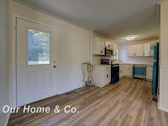 5th image of 6072 Center Rd