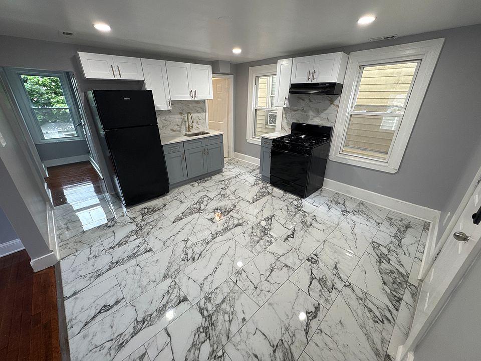 1st image of 15 Hallock St #B