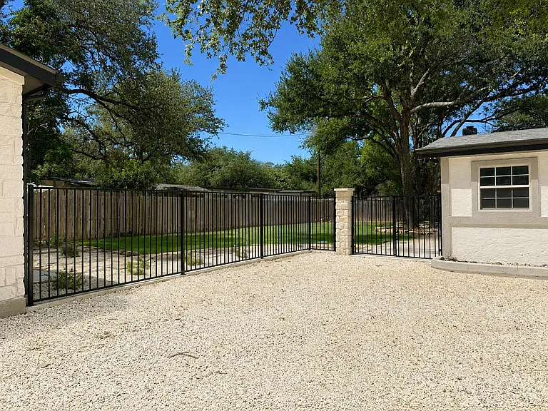 303 Lakeway Dr — Photo 3