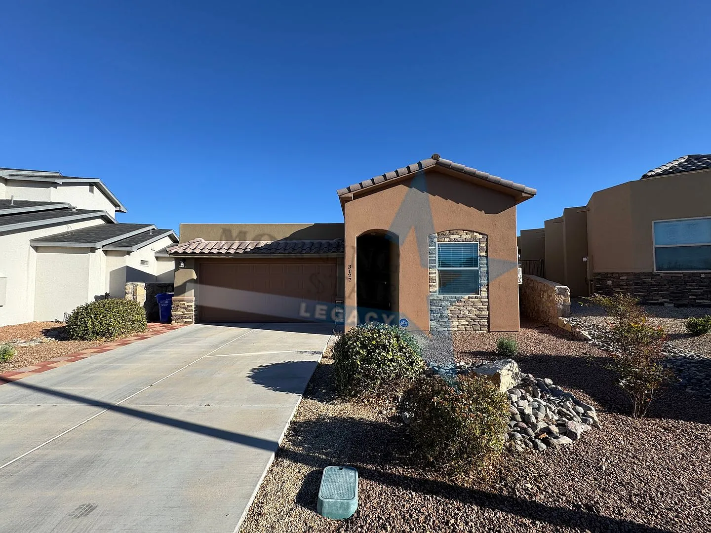 Beautifully maintained 3 bedroom with SOLAR! — Photo 1
