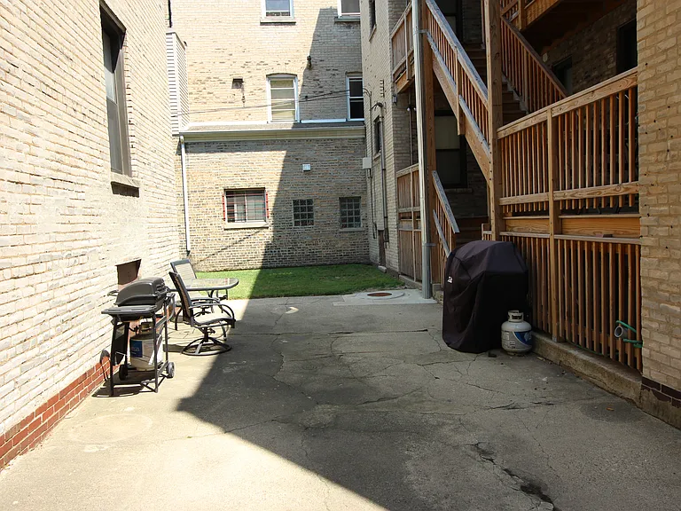 2410 W Winnemac Ave — Photo 10