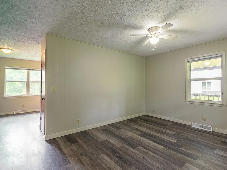 801 S 6th St — Photo 10
