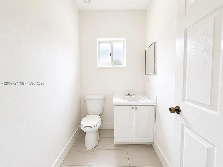 841 SW 6th St — Photo 6