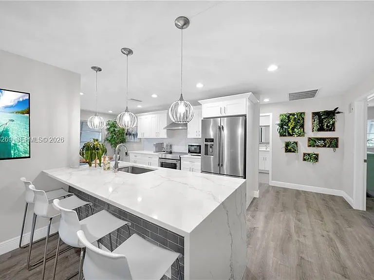 1138 N Lucerne Ave — Photo 7