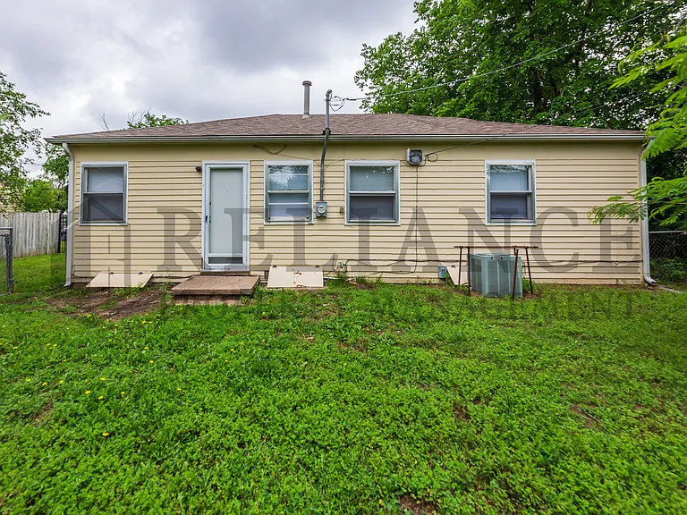 2450 N Prince St — Photo 2