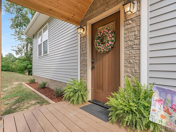 4th image of 28 Deepwood Dr