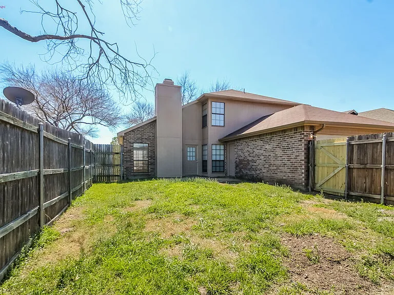 423 Barton Dr — Photo 17