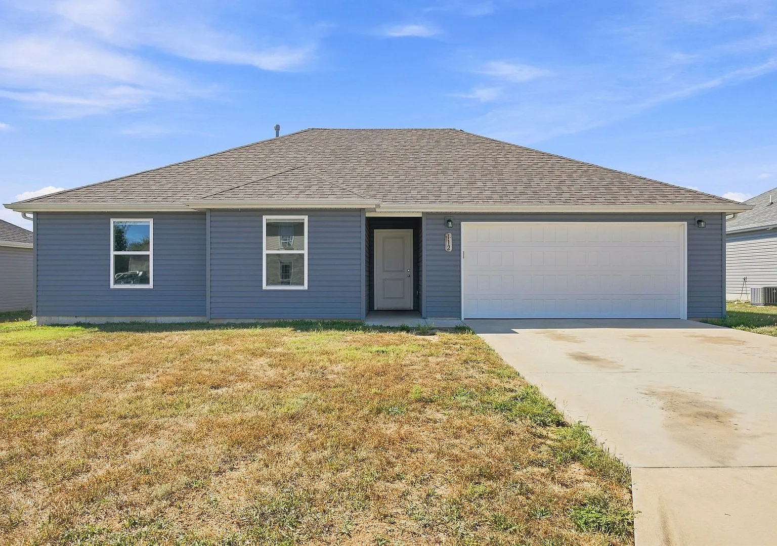 Brand New Aurora 3 Bedroom Rental — Photo 2